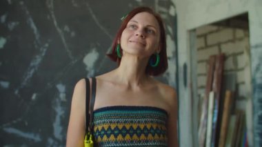 30 'lu yaşların kadın portresi yenilenmekten memnun. Bayan etrafına bakıyor ve yeni iç tasarımı seviyor. İnşaat alanında gülümseyen kadın.