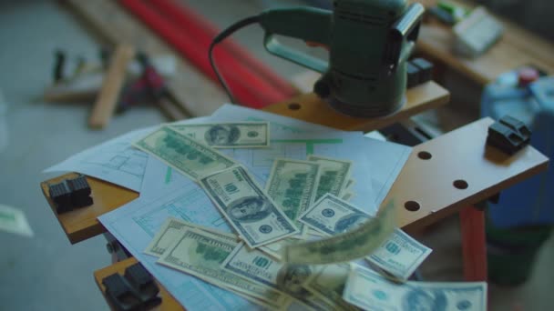 Stos banknotów dolarowych lecących z góry na stole z planami. Droga koncepcja renowacji domu. — Wideo stockowe