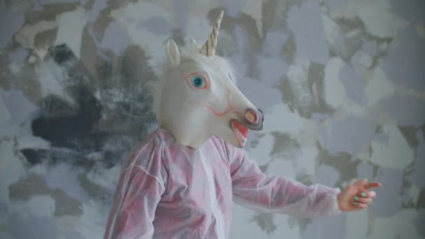 Personne en licorne masque de tête dansant au ralenti. Dansements drôles de masque de licorne. — Video