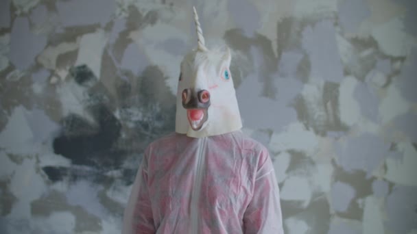 Personne en licorne masque de tête dansant au ralenti. Dansements drôles de masque de licorne. — Video