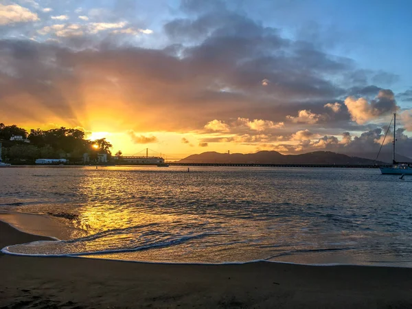 gün batımında kumlu kıyı ile pitoresk deniz manzarası
