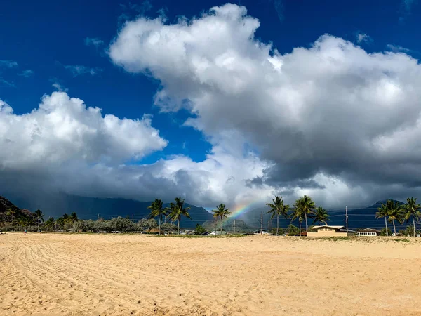 砂浜と手のひらを持つ美しい海景 — ストック写真