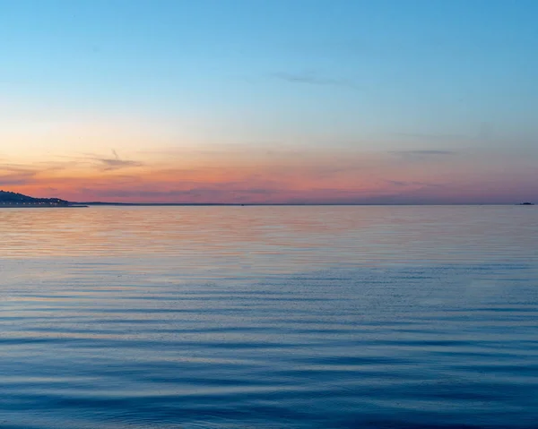 Gün Batımında Kumlu Kıyı Ile Pitoresk Deniz Manzarası — Stok fotoğraf