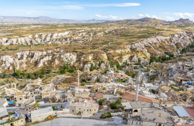 Nevşehir, Türkiye, 27 Eylül 2013: Geniş açı havadan görünümü Uçhisar köyden, ilk yerleşim yerlerinden biri olan erken Hıristiyanlar bilinen onun Simgesel Yapı castle ile ünlü.