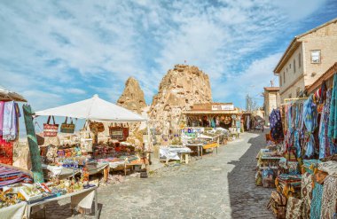 Nevşehir, Türkiye, 27 Eylül 2013: Hediyelik eşya mağazaları Uçhisar köyden, ilk yerleşim yerlerinden biri olan erken Hıristiyanlar bilinen onun Simgesel Yapı castle ile ünlü olan yol.