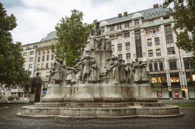 Budapeşte, Macaristan, 8 Temmuz 2015: Şair Mihaly Vorosmarty Vorosmarty Meydanı, Vaci utca (Vaci Sokağı Kuzey sonundaki Budapeşte şehir merkezi kamu kare heykeli).