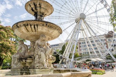 Budapeşte, Macaristan, 9 Temmuz 2015: Danubius Çeşme ve Sziget'ın gözüne Erzsebet meydanına (dönme dolap). Erzsebet meydanına şehir Budapeşte'nin en büyük yeşil alanındadır.