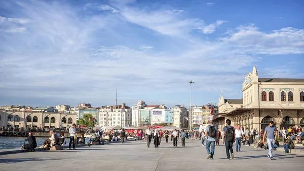 イスタンブール トルコ 2018 がアジア側カドゥキョイ海辺を歩いてカドゥキョイ イスタンブール トルコのアジア側で 人口が多く 大規模で国際的な地区 — ストック写真