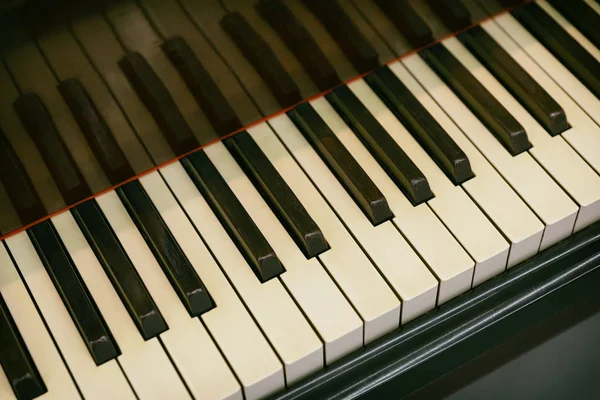 Старый Ivory Черный Пианино Keys — стоковое фото