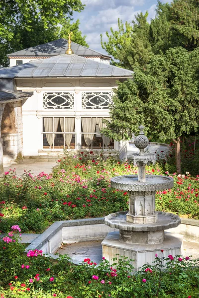 Istanbul, Türkiye, 30 Mayıs 2018: Bağdat Kiosk ve Çeşme Dördüncü Avlu (İmparatorluk avlusu) Topkapı Sarayı, Istanbul, Türkiye, bahar sahnesi.