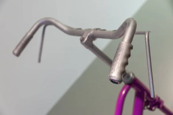 古い自転車 紫のハンドルバー — ストック写真