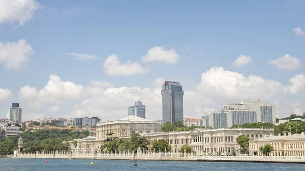 Geniş açı su manzaralı Dolmabahçe Sarayı, Istanbul, Türkiye