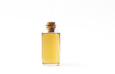 Ev yapımı içki, beyaz arka plan üzerinde izole ile dolu küçük şişe