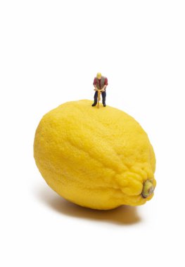 Minyatür çalışan beyaz arka plan üzerinde izole limon, üstüne
