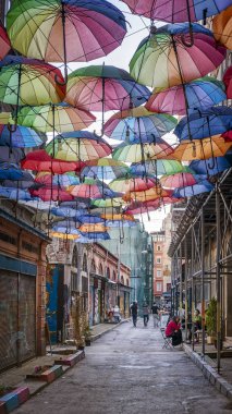 Istanbul, Türkiye, 1 Temmuz 2018: Street gökkuşağı renkli şemsiyeler Karaköy, antik Galata, modern adına gelen ile İstanbul 'un Beyoğlu semtinde ticari çeyrek geçiyor.
