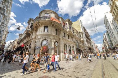 Istanbul, Türkiye, 11 Ağustos 2018: Istiklal Caddesi yürüyüş kişi, bir en ünlü caddeleri Istanbul, Türkiye, yaklaşık 3 milyon kişi tarafından tek bir gün içinde ziyaret. 