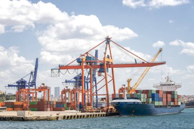 Konteyner gemisi limanda Haydarpaşa, Istanbul, Türkiye
