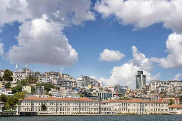 Istanbul, Türkiye, 10 Ağustos 2018: Dış atış binanın Mimar Sinan Üniversitesi Güzel Sanatlar fındıklı kıyı şeridi, İstanbul Boğazı, ünlü dönüm noktası.