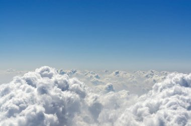 (Cennet renkli bulutların üstünde)