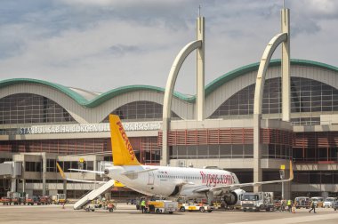 Istanbul, Türkiye, 28 Ağustos 2018: Sabiha Gökçen Uluslararası Havalimanı, Istanbul, Türkiye'de uçuş hazırlığı Pegasus Airlines uçak.