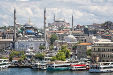 Istanbul, Türkiye, 29 Haziran 2018: Telefoto görüntülemek Eminönü sahil şeridine tekneler yanaştı, yenileme altında Yeni Camii ön sol görülebilir ve Ayasofya'nın merkezi arkasında ünlü simge.