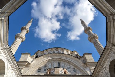 Nuruosmaniye Camii, Istanbul, Türkiye'nin avlusu görünümünden düşük açılı 