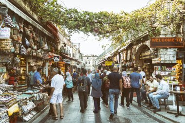 Istanbul, Türkiye, 17 Eylül 2018: yürüyüş ve sokaklar (kapalı çarşı) Kapalı Çarşı yakın alışveriş kişi, en büyük ve en eski dünya pazarlarında kapalı. 