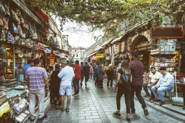 Istanbul, Türkiye, 17 Eylül 2018: yürüyüş ve sokaklar (kapalı çarşı) Kapalı Çarşı yakın alışveriş kişi, en büyük ve en eski dünya pazarlarında kapalı. 