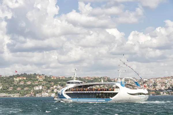 Istanbul Turcja Sierpień 2018 Uskudar Gmina Tourboat Publicznych Valide Sultan — Zdjęcie stockowe