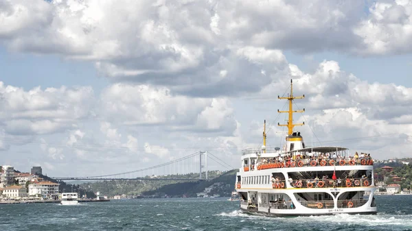 Istanbul, Türkiye, 10 Ağustos 2018: Fatih, Boğaziçi seyir şehir hatları rotasının görüntüler on binlerce yolcu taşıyan Boğaz'ın her gün iki taraf arasında şehir hatları rotasının görüntüler feribot.