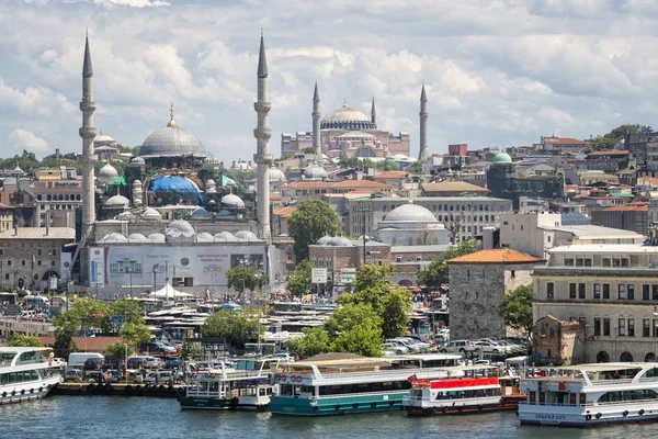 Istanbul Turquia Junho 2018 Vista Telefoto Costa Eminonu Com Barcos — Fotografia de Stock