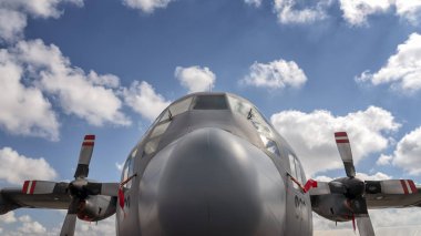 Askeri kargo uçağı, mavi gökyüzü ve bulutlar, arka plan