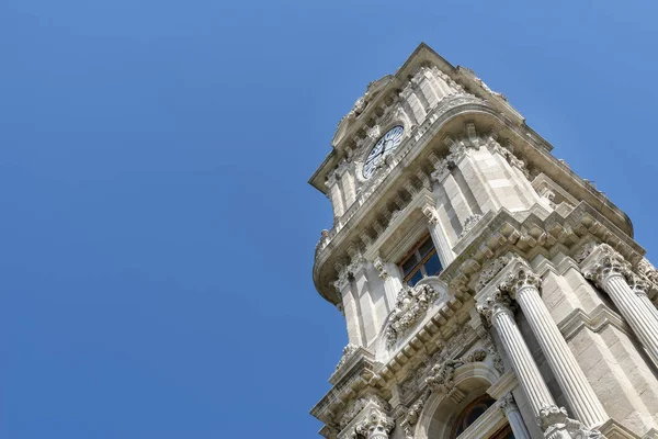 Klocktornet Vid Infarten Till Dolmabahçepalatset Istanbul Turkiet — Stockfoto