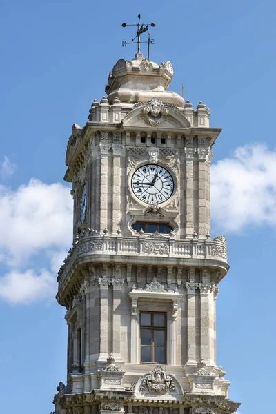 Klocktornet Vid Infarten Till Dolmabahçepalatset Istanbul Turkiet — Stockfoto