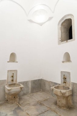 Istanbul, Türkiye, Eylül 19,2018: musluk ve Harem bölümü Topkapı Sarayı, Istanbul, Türkiye içinde mermer lavabolar.