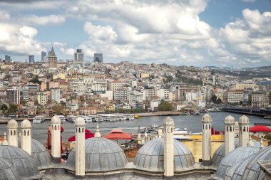 Istanbul, Türkiye, 9 Ekim 2018: Haliç (altın boynuz) ve Galata Köprüsü Süleymaniye Camii terasından panoramik manzaralı.