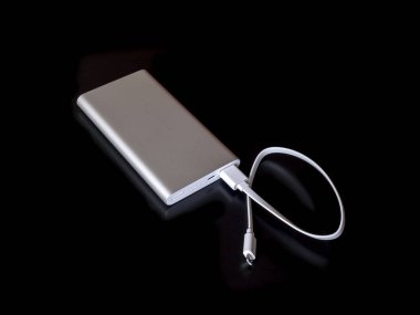 Siyah bir yüzey üzerinde izole Powerbank