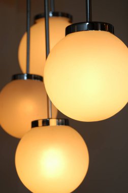 Küre şeklinde sarı asılı lambalar              