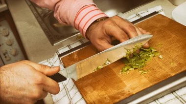 Adam doğrama biber evde