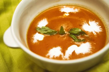 Krem ve nane yaprakları ile domates çorbası