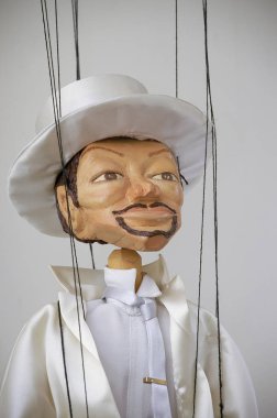 Dizeleri ile geleneksel ahşap kukla