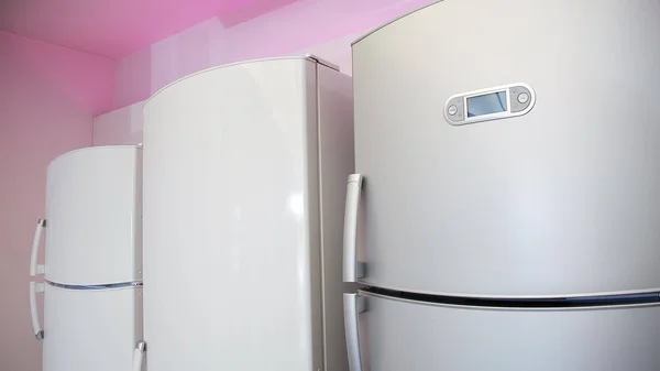 Kühlschränke Vor Einer Rosa Wand — Stockfoto