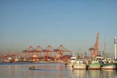 Mersin, Türkiye, 1 Kasım 2018: sahilinde, Mersin Uluslararası Liman arka plan, yüzen küçük balıkçı tekneleri. Mersin büyük bir şehir ve Güney Türkiye'nin Akdeniz kıyısında bir liman olduğunu.