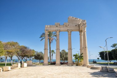 Mersin, Türkiye, 1 Kasım 2018: Yineleme, Mezitli, Mersin, bir mahalle sahil şeridi gelen eski bir harabe Mersin büyük bir şehir ve Güney Türkiye'nin Akdeniz kıyısında bir liman olduğunu.