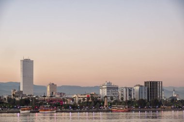 Mersin, Türkiye, 1 Kasım 2018: Kıyı şeridi ve binalardan Mersin, Mersin olduğunu büyük bir şehir ve Güney Türkiye'nin Akdeniz kıyısında bir liman.