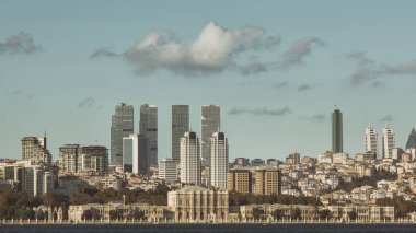 Panoramik Dolmabahçe Sarayı ve Beşiktaş sahil sonbahar, Istanbul, Türkiye