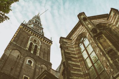 Düşük açılı görünümü Oude Kerk (eski Kilisesi), Amsterdam, Hollanda