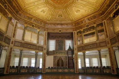 Istanbul, Türkiye, 9 Haziran 2012: Dervişler uygulama zikir biçimi olarak döne döne döne döne nerede bu iç detay Semahane Galata salonu Mevlevihane Museum (Kulekapi Mevlevihanesi) olduğunu.
