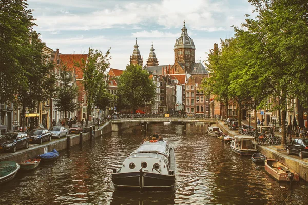 Tour Boat Cruising Canal Amsterdam Netherlands — Stock Photo, Image