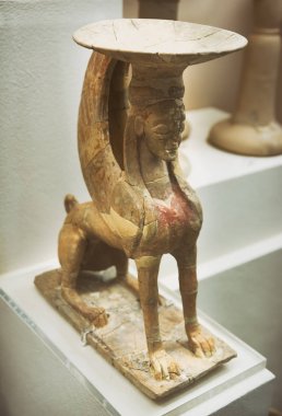 Atina, Yunanistan, 7 Eylül 2016: Kerameikos Arkeoloji Müzesi'nde sergilenen bir tütsü brülör evler gibi 860bc kadar geri tarih erken birçok önemli geometrik sanat eserleri kullanılan kil Sfenks